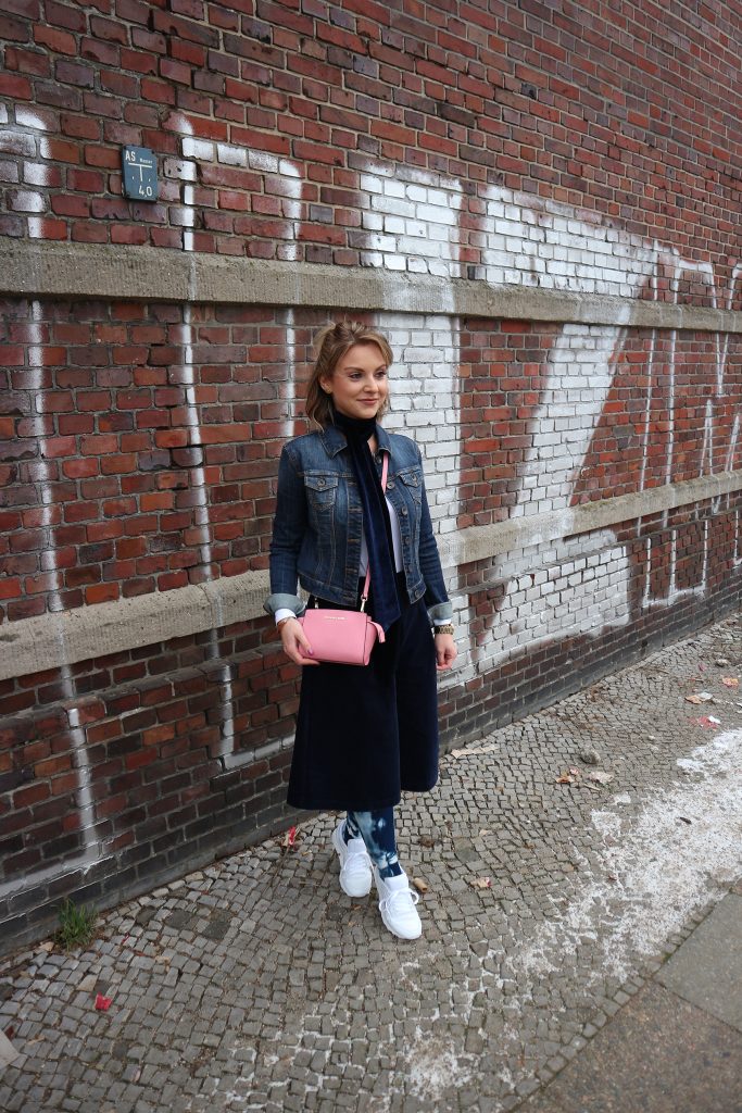 Ein Look mit Kompressionsstrümpfen in Batik von Juzo zur Fashion Week
