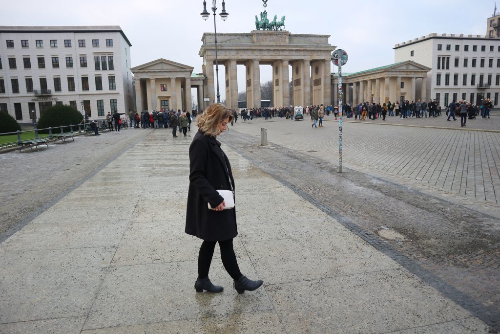 Ein Outfit mit schwarzen Kompressionsstrümpfen von Juzo