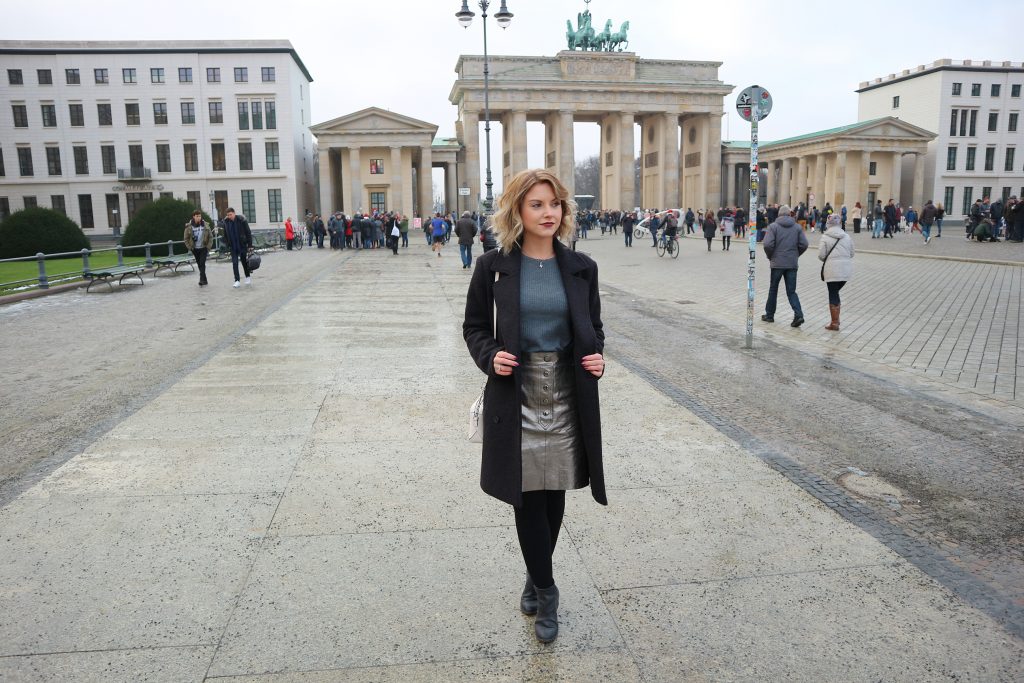 Ein Outfit mit Kompressionsstrümpfen von Juzo zur Fashion Week