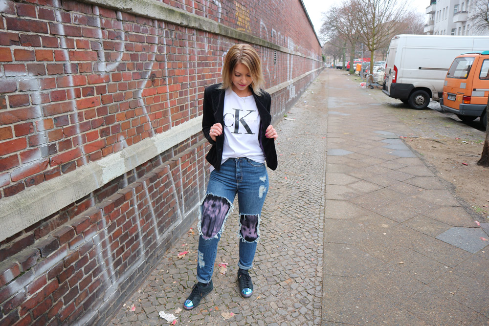 Ein Look mit Kompressionsstrümpfen zur Fashion Week