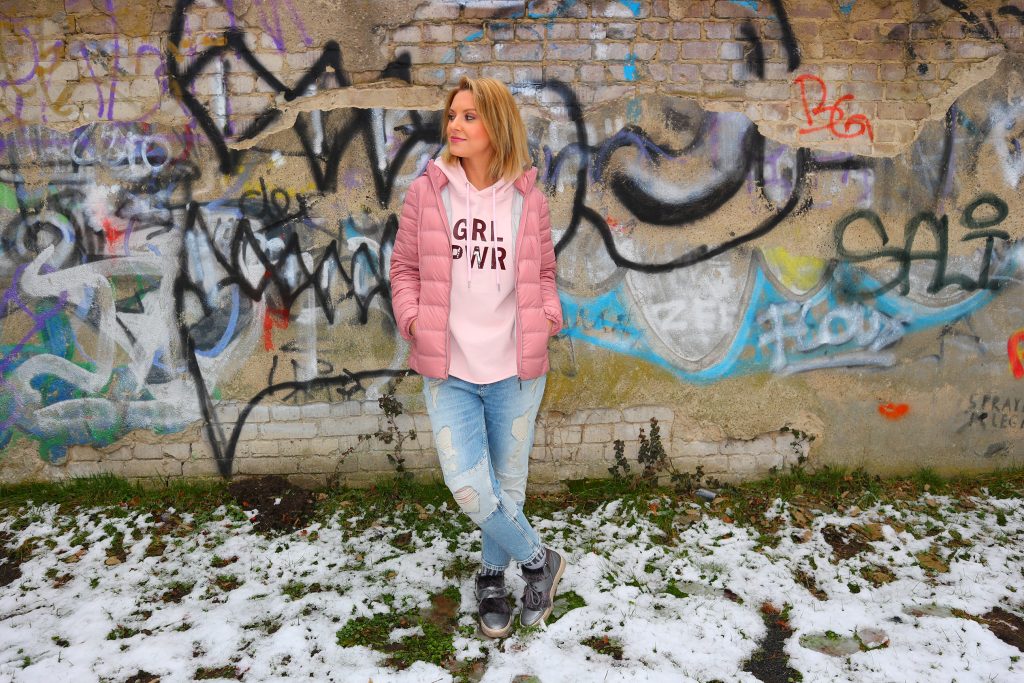 Ein Outfit mit der Trendfarbe Pink