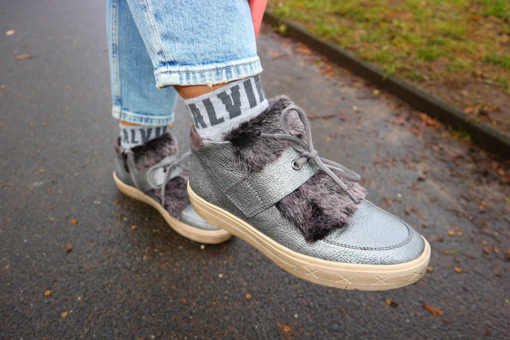 Sneaker mit Metallic-Optik