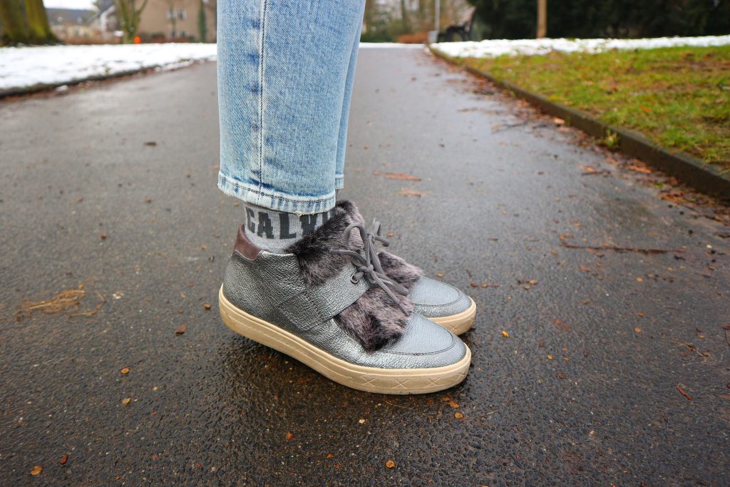 Sneaker mit Metallic-Optik