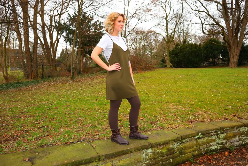 Ein Look mit einer braunen Strumpfhose von Juzo
