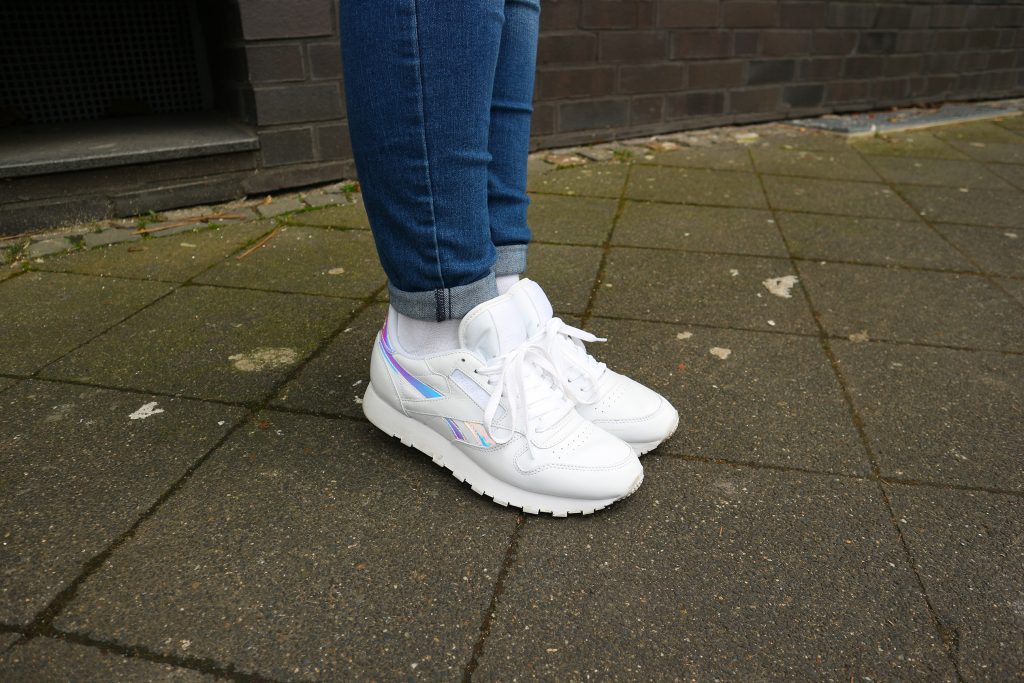 Weiße Sneaker von Reebok sind perfekt für den Frühling