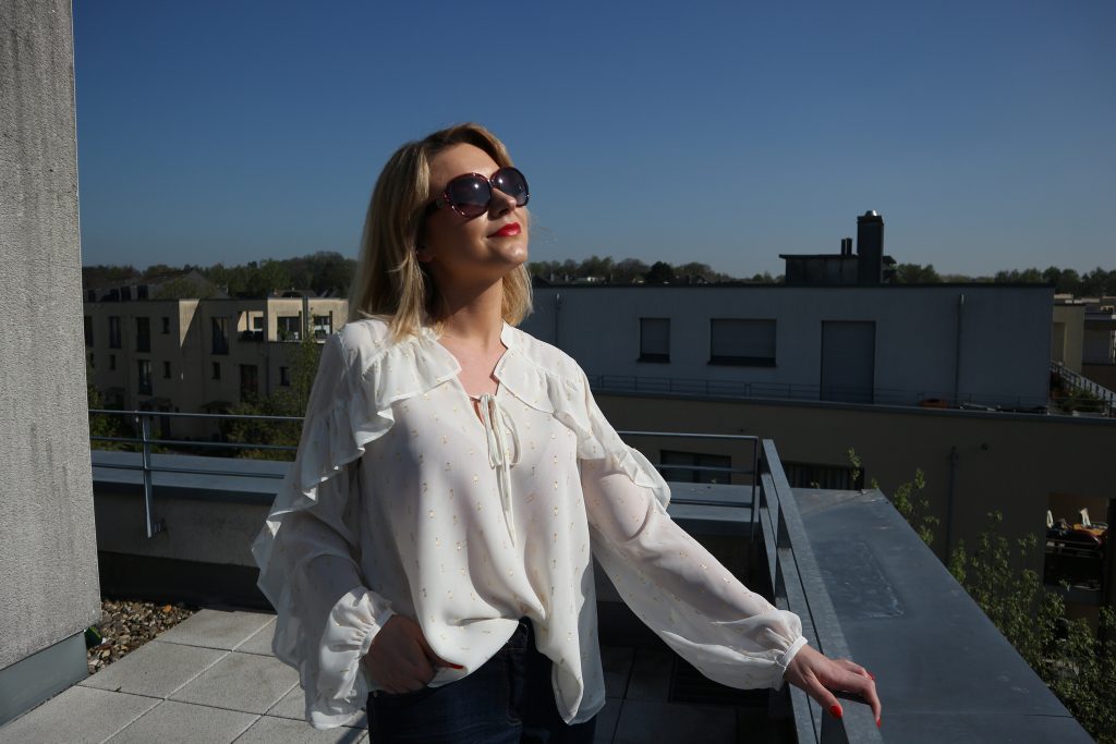 Eine Sonnenbrille wertet den Look auf.
