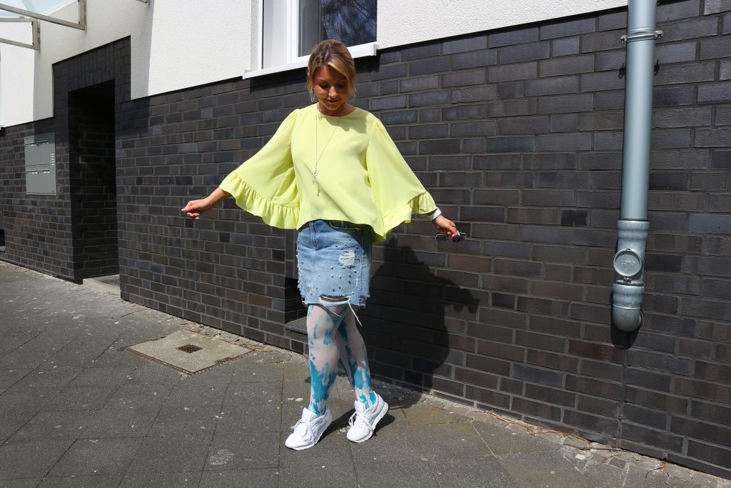 Ein frühlingshaftes Outfit mit Strümpfen von Juzo