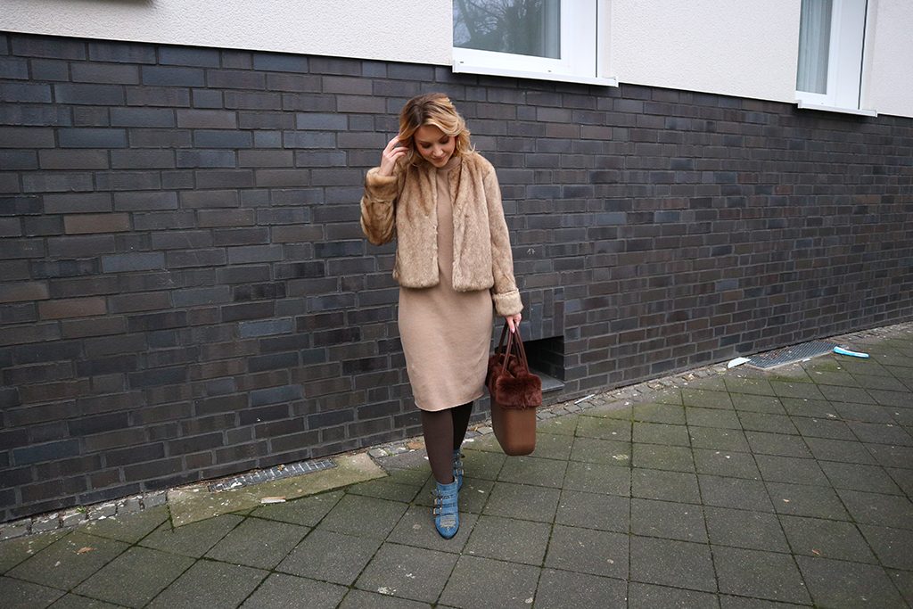 Ein Outfit in Beige mit braunen Kompressionsstrümpfen